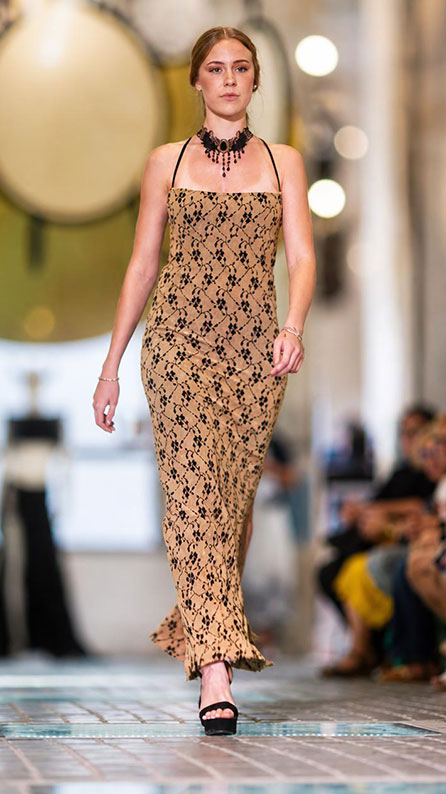 Outfit vestido estampado en desfile II Muestra El Gancho